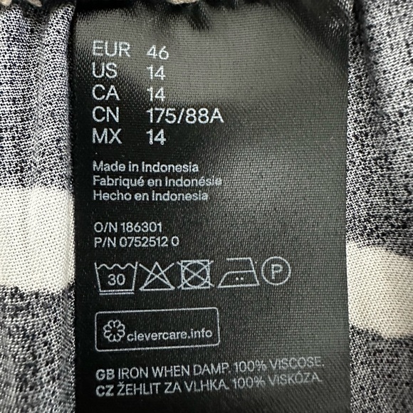 H&M viscose paper bag waist w/ self tie, animal, print wide leg pant size 14. - Picture 8 of 8